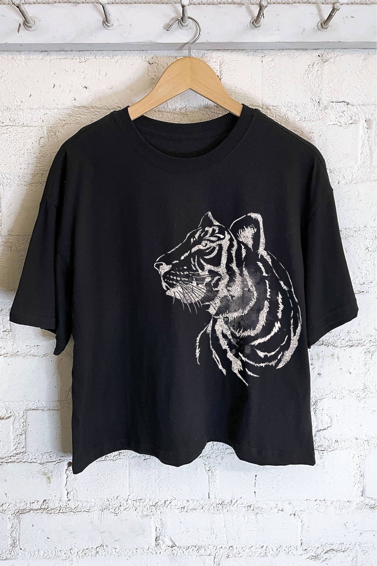 TIGER GRAPHIC LONG CROP TOP