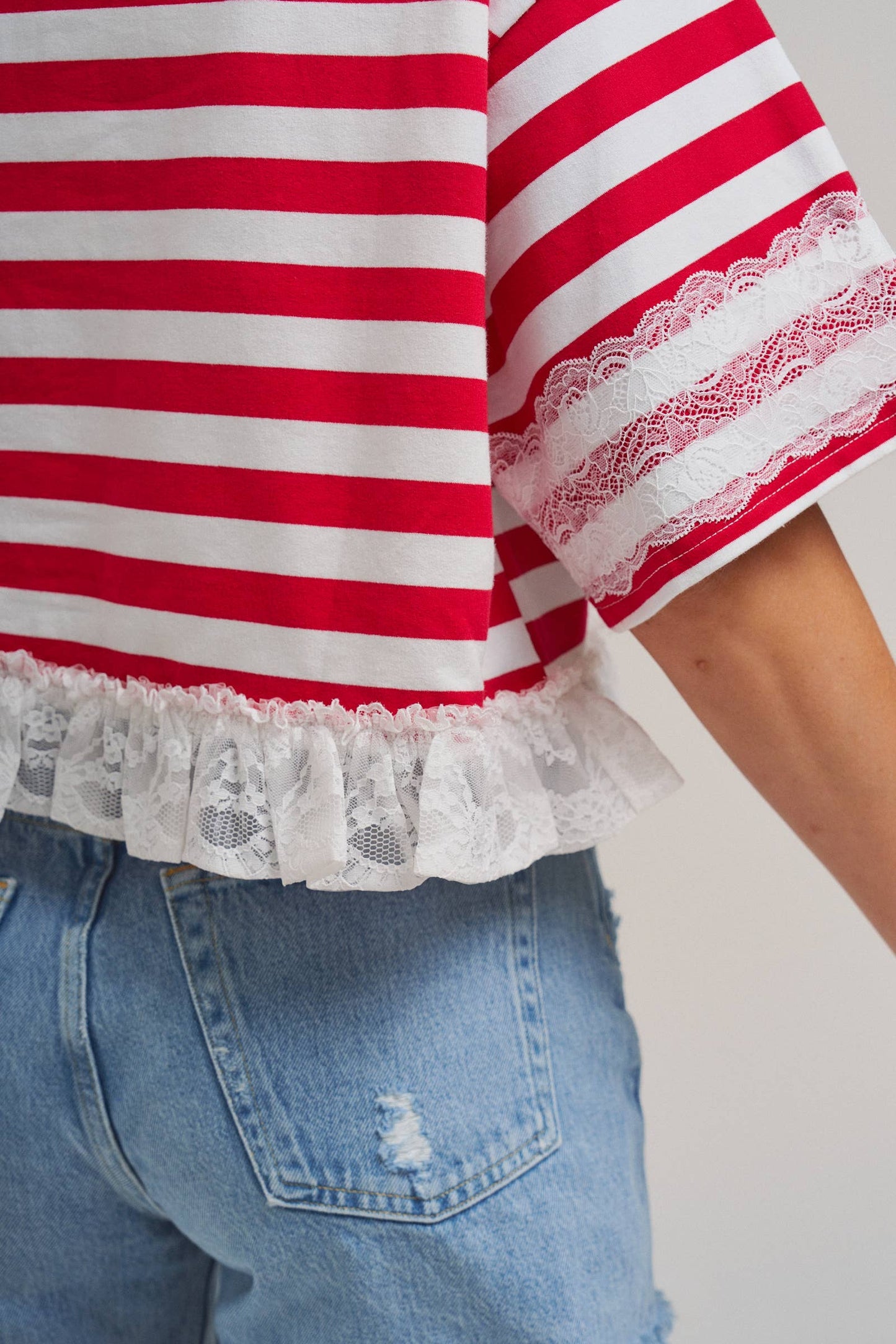 STRIPED AMERICA LETTERING PRINT 4TH OF JULY TOP WITH LACE